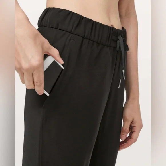 Lululemon On the Fly Pants Black Drawstring Size 2 Pockets Travel Work Neutral - Picture 4 of 10